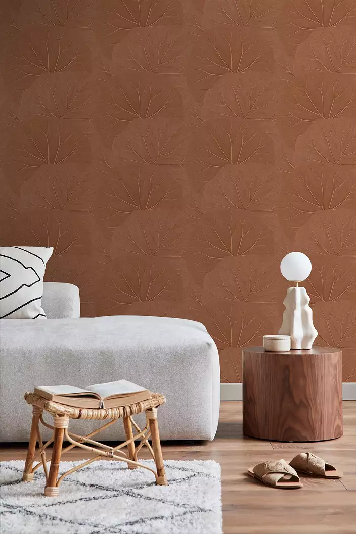 Meleg terrakotta színű tapéta egy modern, őszi hangulatú nappaliban