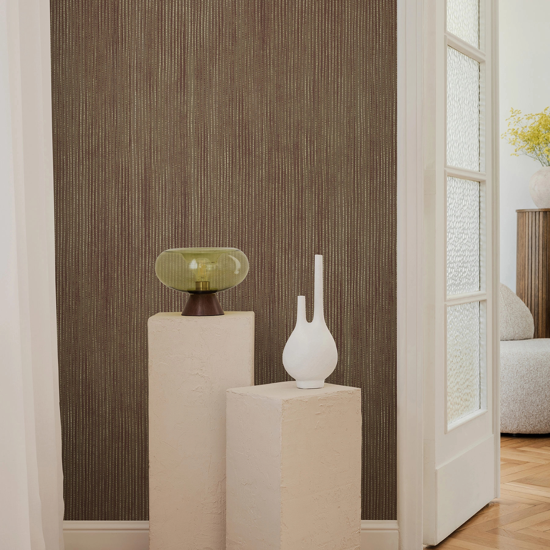 Luxus design tapéta apró vonalas csíkos mintával barna színben