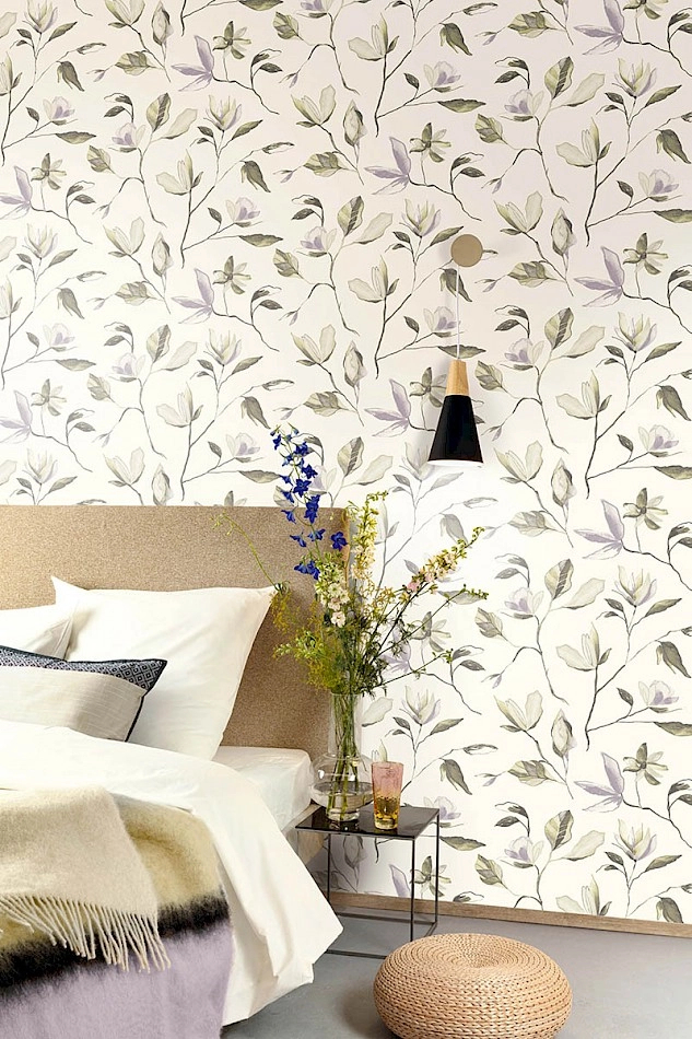 Magnólia virágmintás design tapéta lila, zöld virág mintával beige alapon