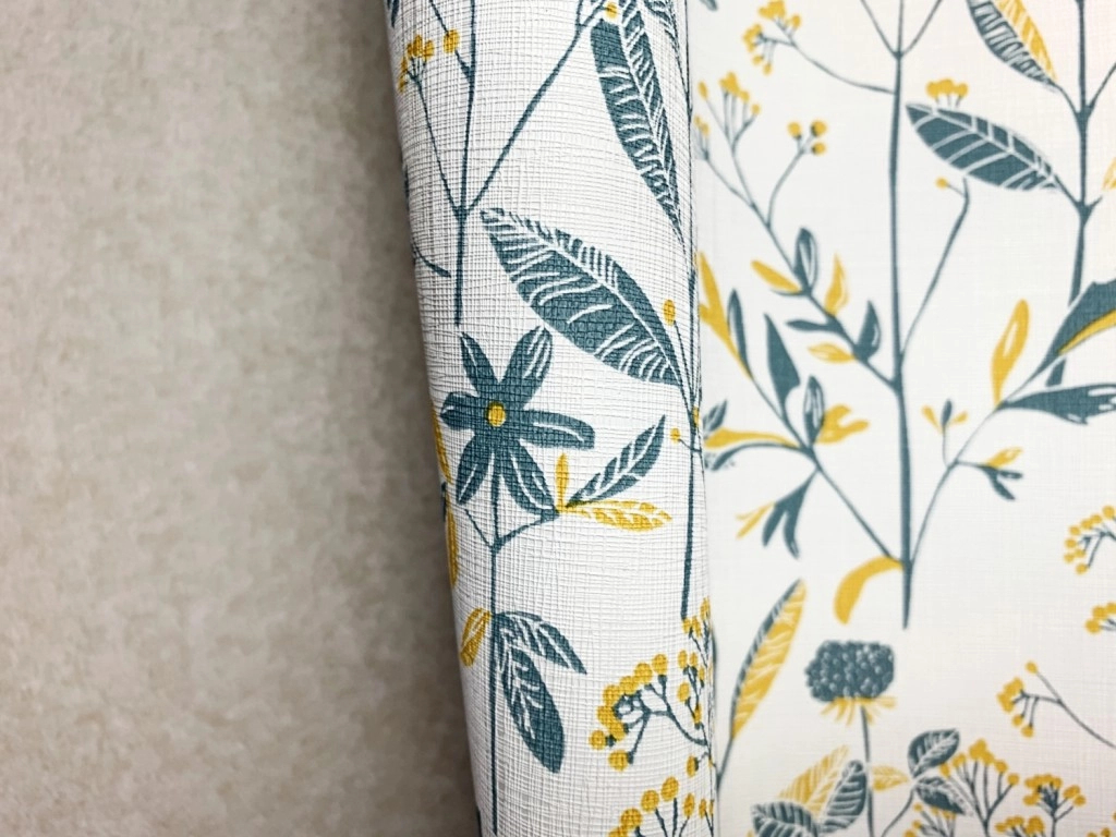 Mezei virágmintás design tapéta textil hatású alapon