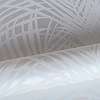 Minimál stílusú tapéta gyöngyház fényű alapon fehér pálma leveles mintával