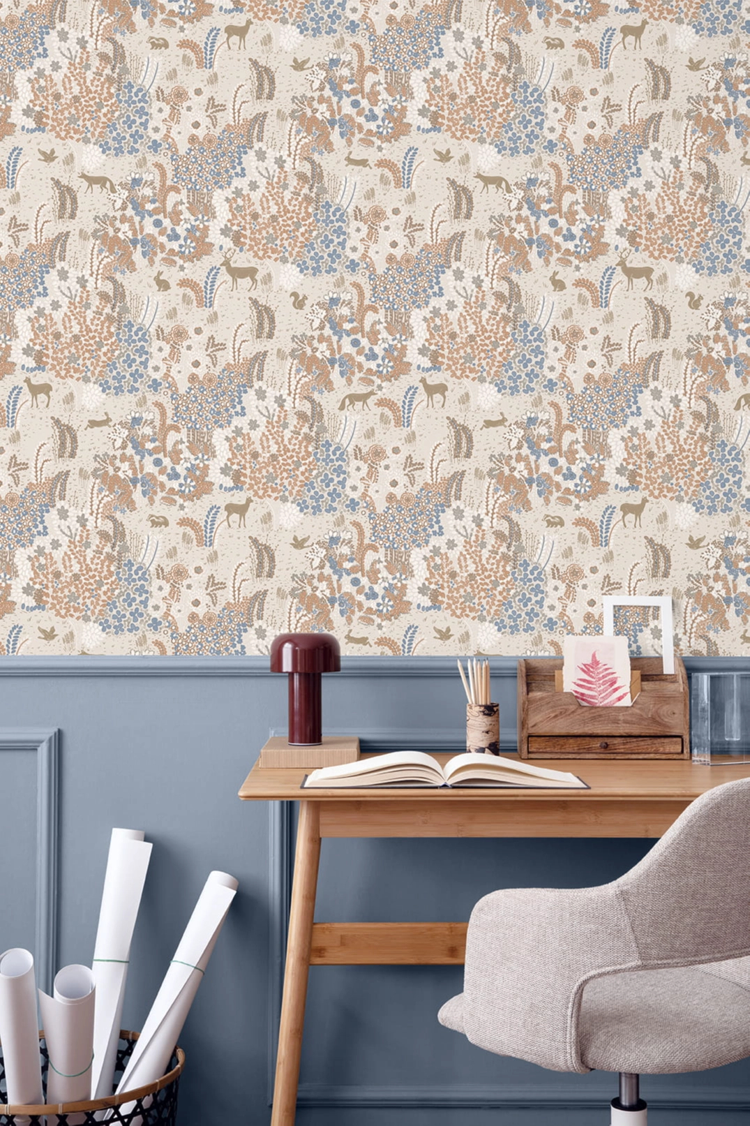 Mosható dekor tapéta beige és fényes arany színű virágos rét állatokkal mintával