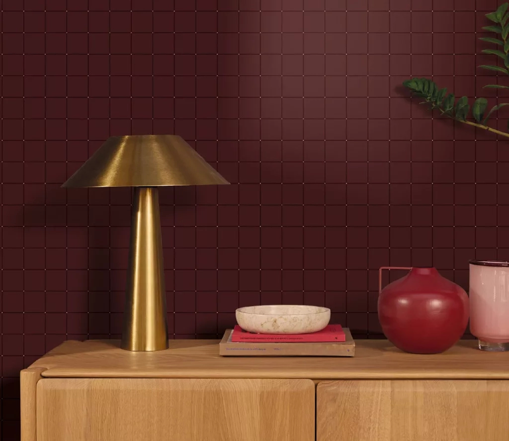 Mosható dekor tapéta geometrikus négyzetháló mintával metálos arany és bordós barna színben