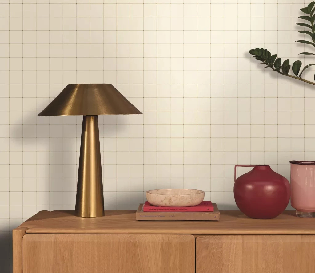 Mosható dekor tapéta geometrikus négyzetháló mintával metálos arany és krém színben