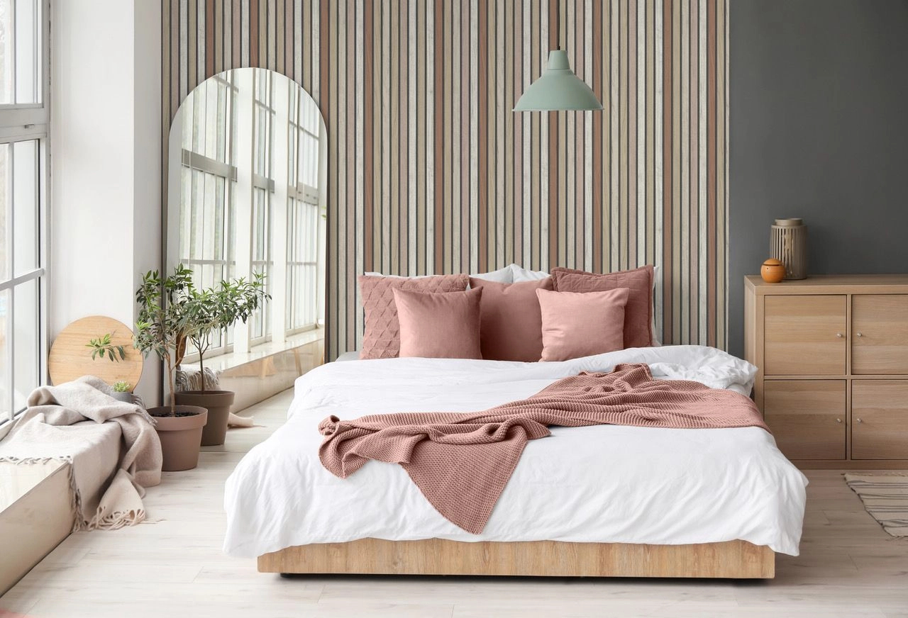 Mosható dekor tapéta keskeny csíkos fahatású mintával rózsaszín színben