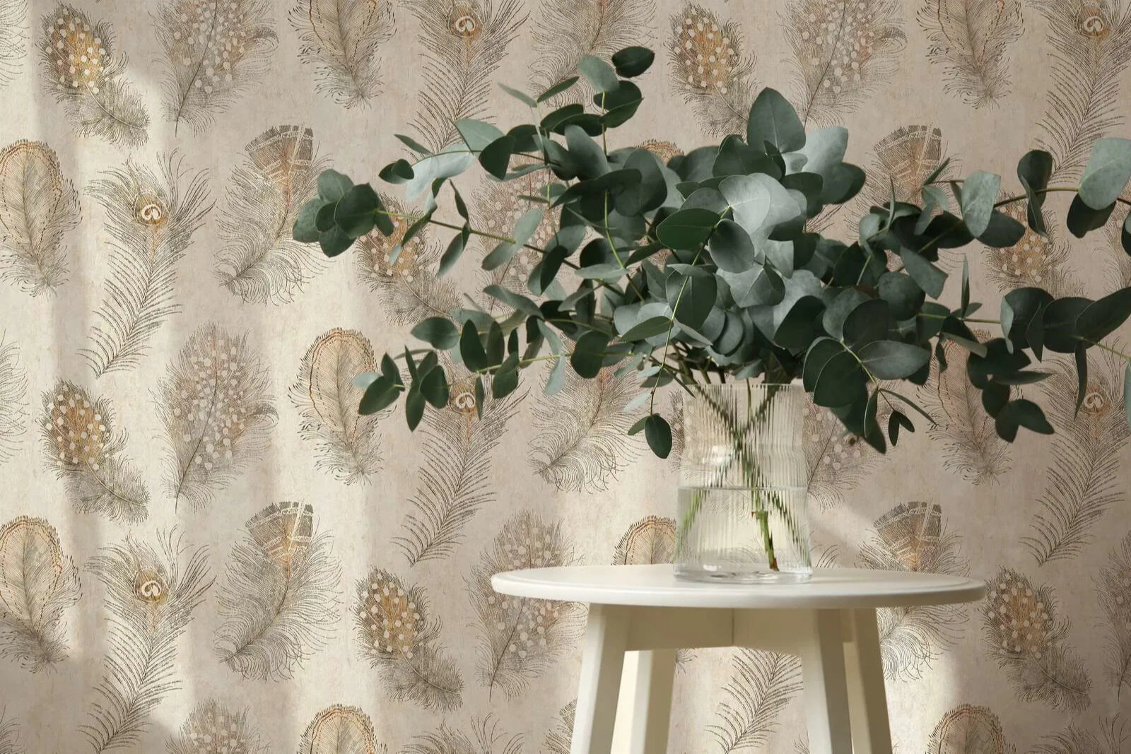 Mosható dekor tapéta madártoll mintával barna színben krém háttéren