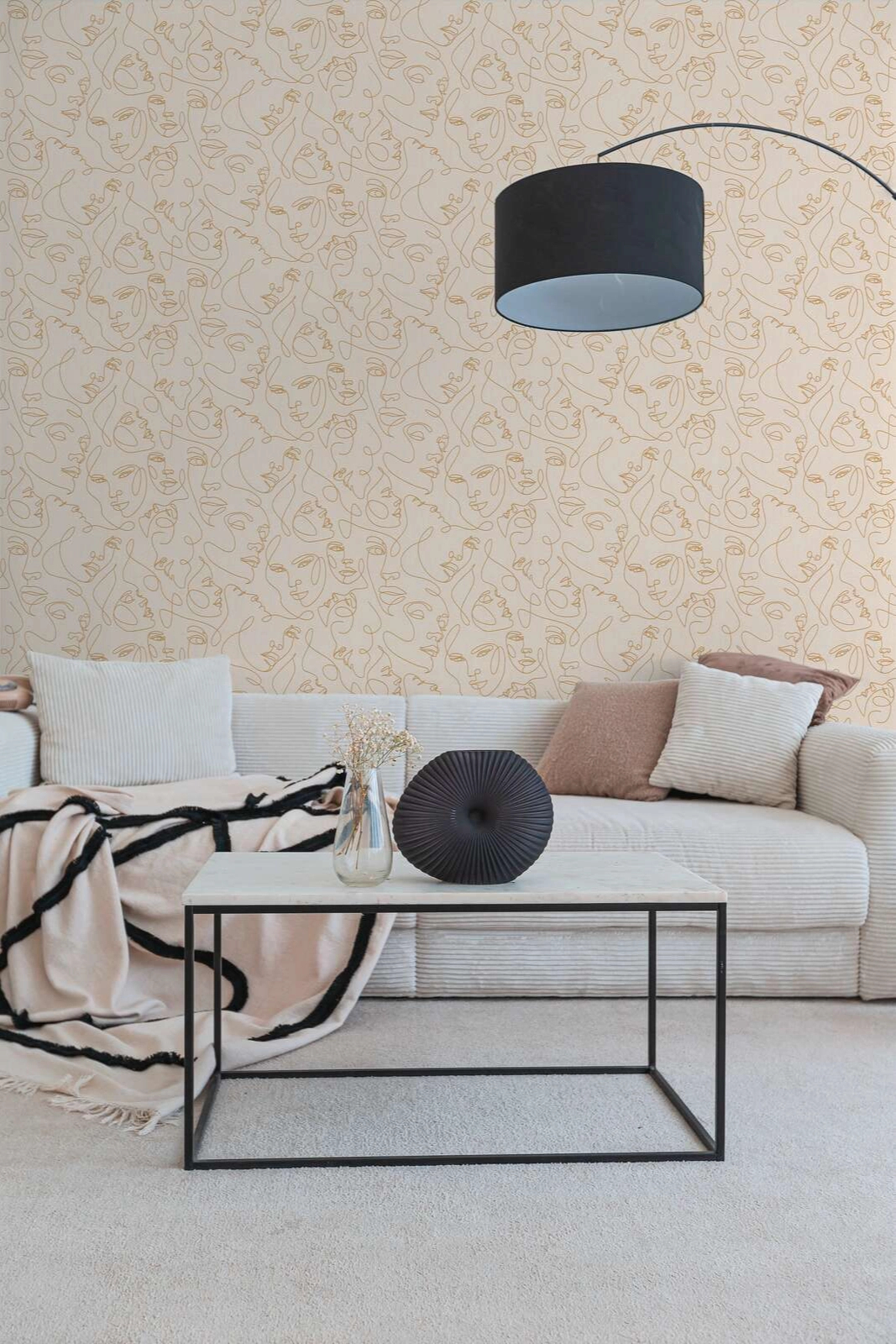 Mosható dekor tapéta rajzolt arc mintával metálos arany és krém színben