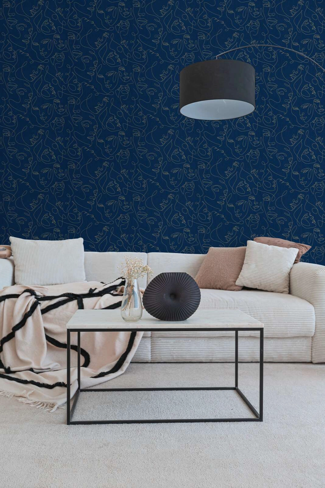 Mosható dekor tapéta rajzolt arc mintával metálos arany és sötétkék színben