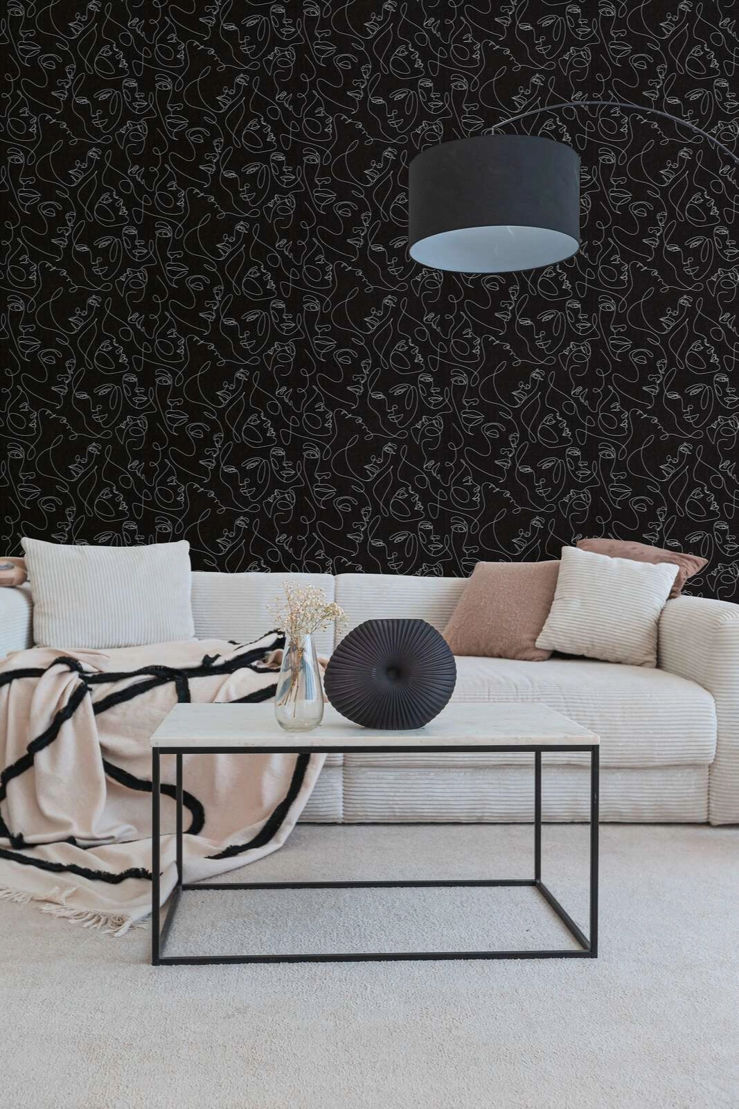 Mosható dekor tapéta rajzolt arc mintával metálos ezüst és fekete színben