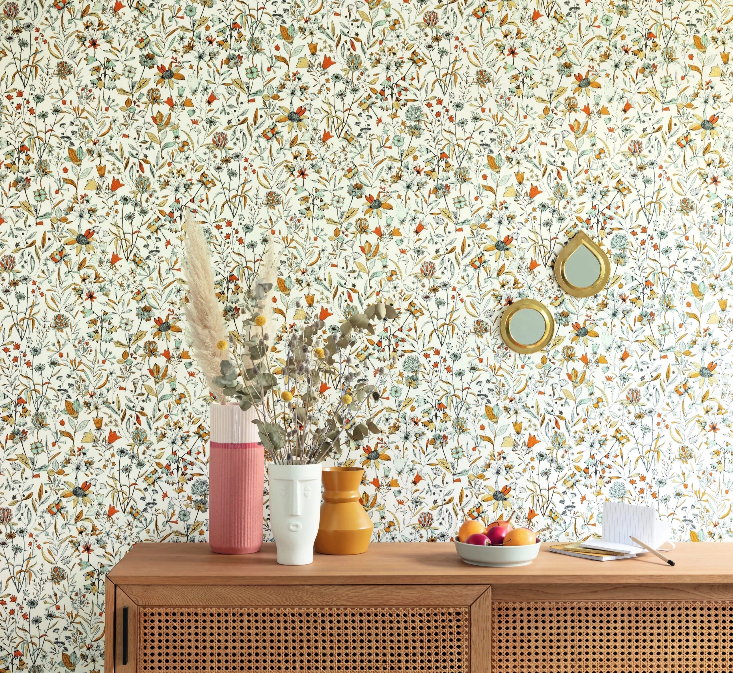 Mosható dekortapéta fametszet hatású mezei virágmintával törtfehér, fekete és narancs színben