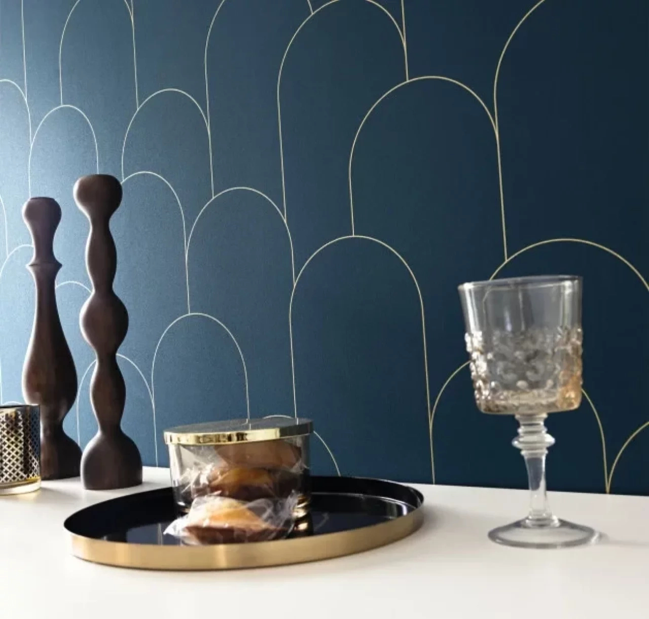 Mosható design tapéta geometrikus mintával matrózkék és arany színben