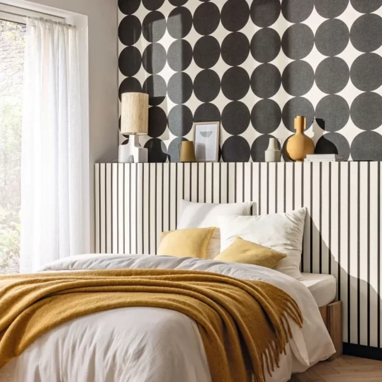 Mosható design tapéta keskeny csíkos mintával fekete színben