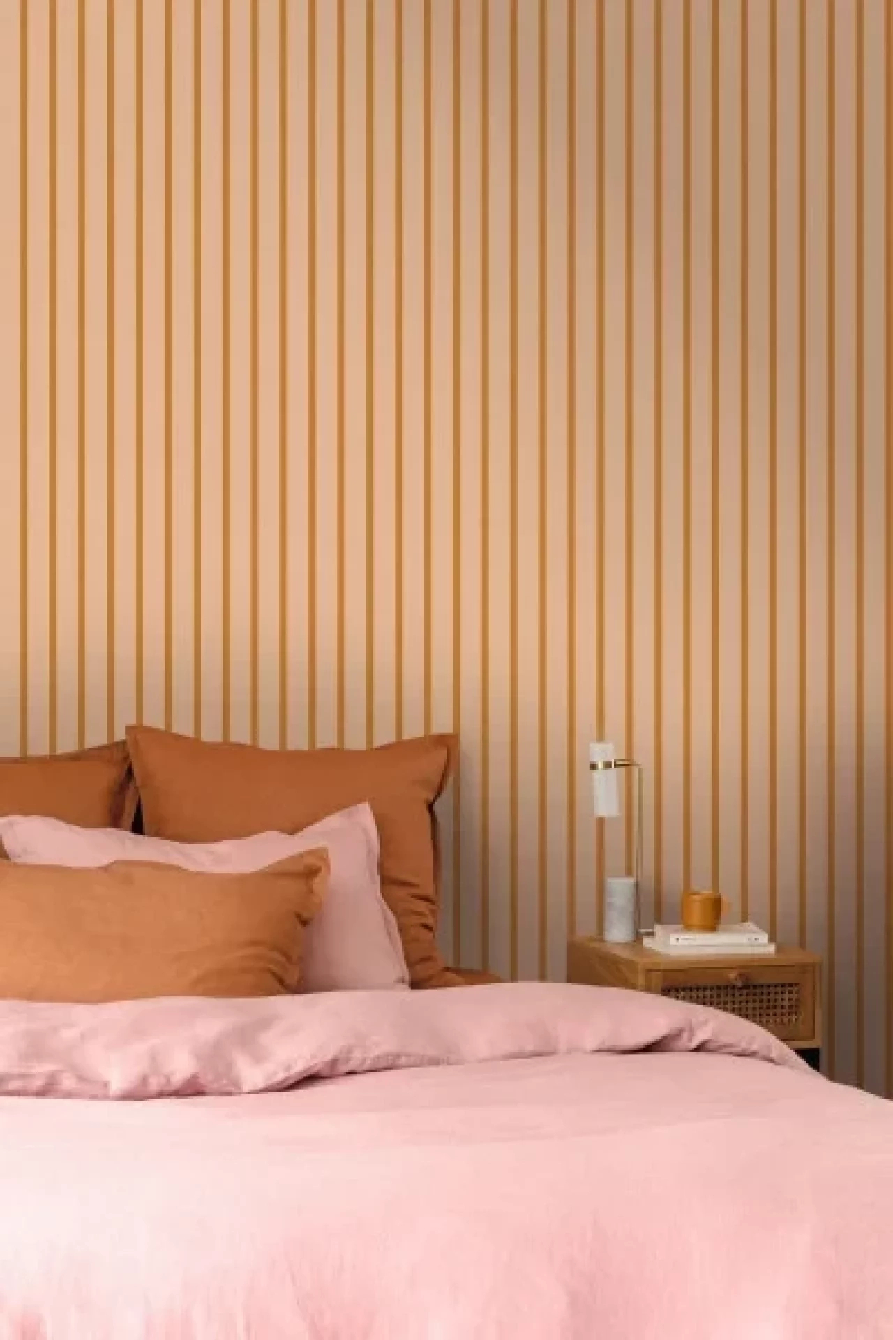 Mosható design tapéta keskeny csíkos mintával narancssárga színben