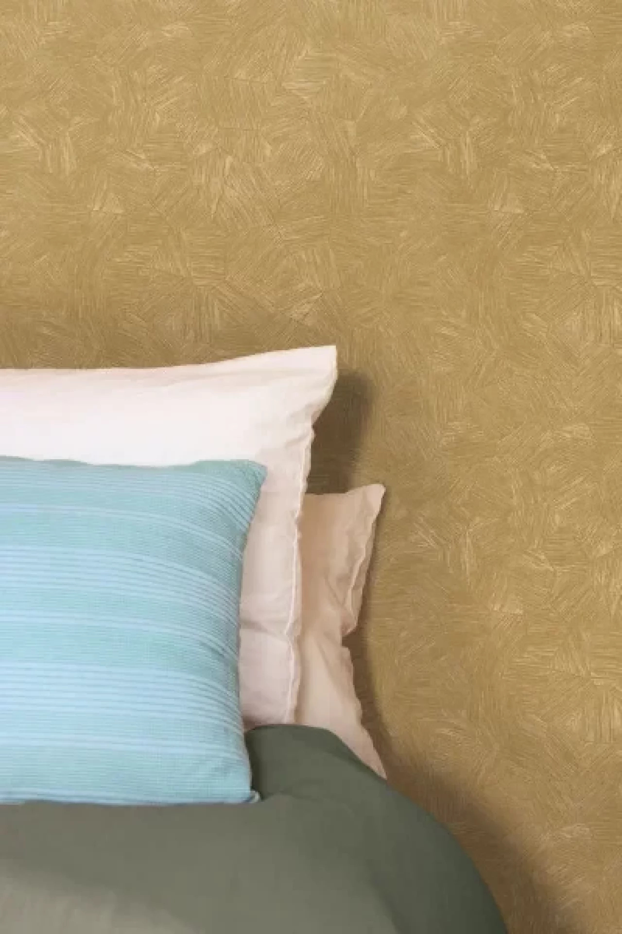 Mosható design tapéta ötszöges geometriai mintával arany színben