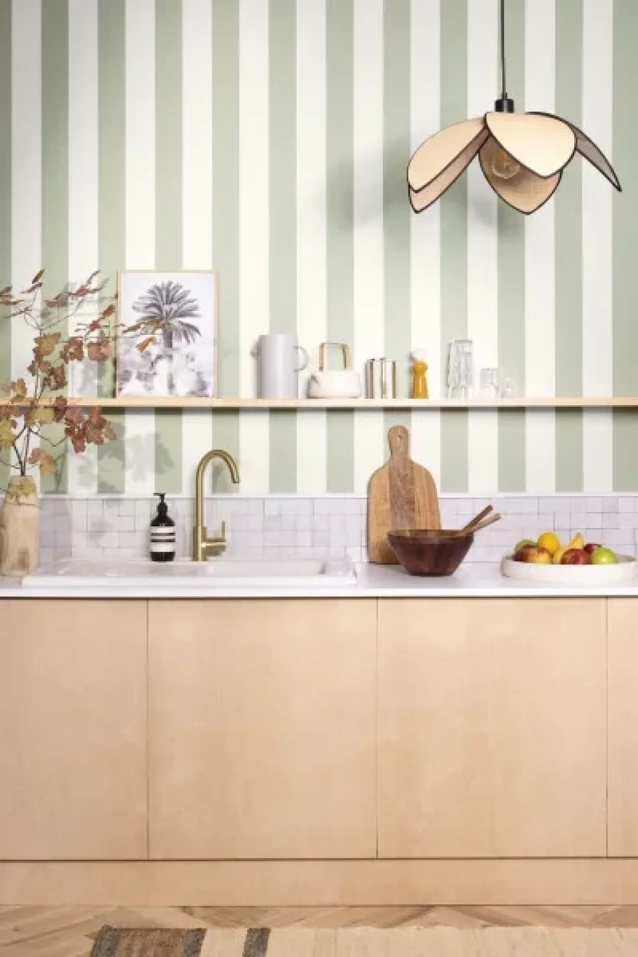 Mosható design tapéta széles csíkos mintás zsályazöld és krém színben