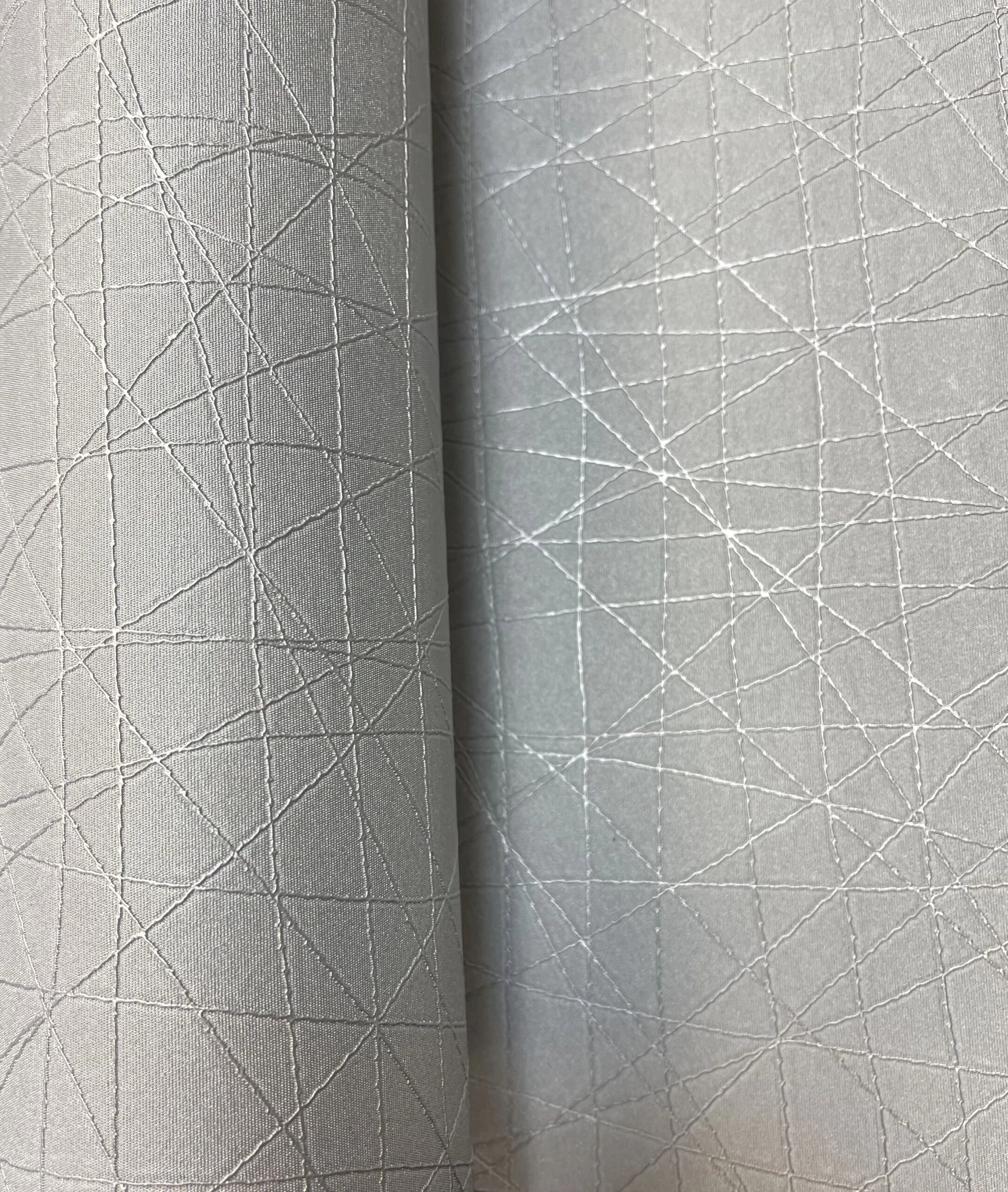 Olsz design tapéta ezüst struktúrált finom geometrikus mintával