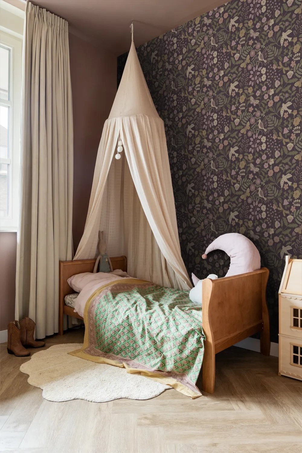 Pillangó és virág mintás pasztel sötétlila gyerek dekor tapéta