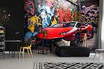 Piros sportauto és graffiti mintás vlies fali posztertapéta kamasz szobába 368x254 vlies