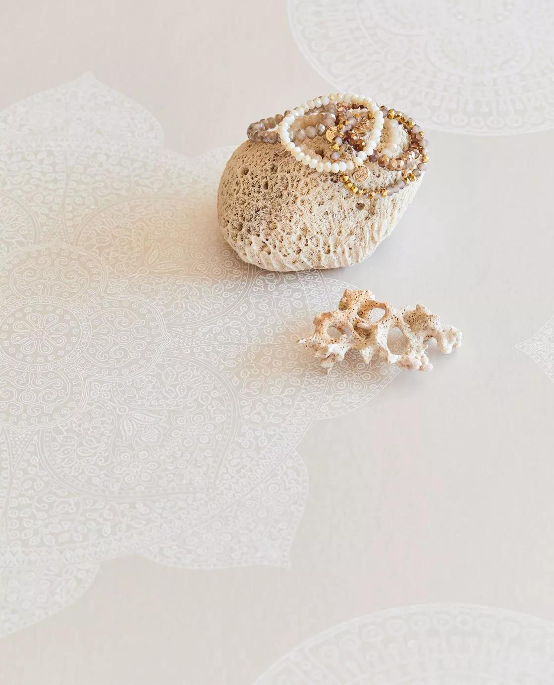 Prémium tapéta orientális hangulatú mandala mintával krém, fehér színvilágban