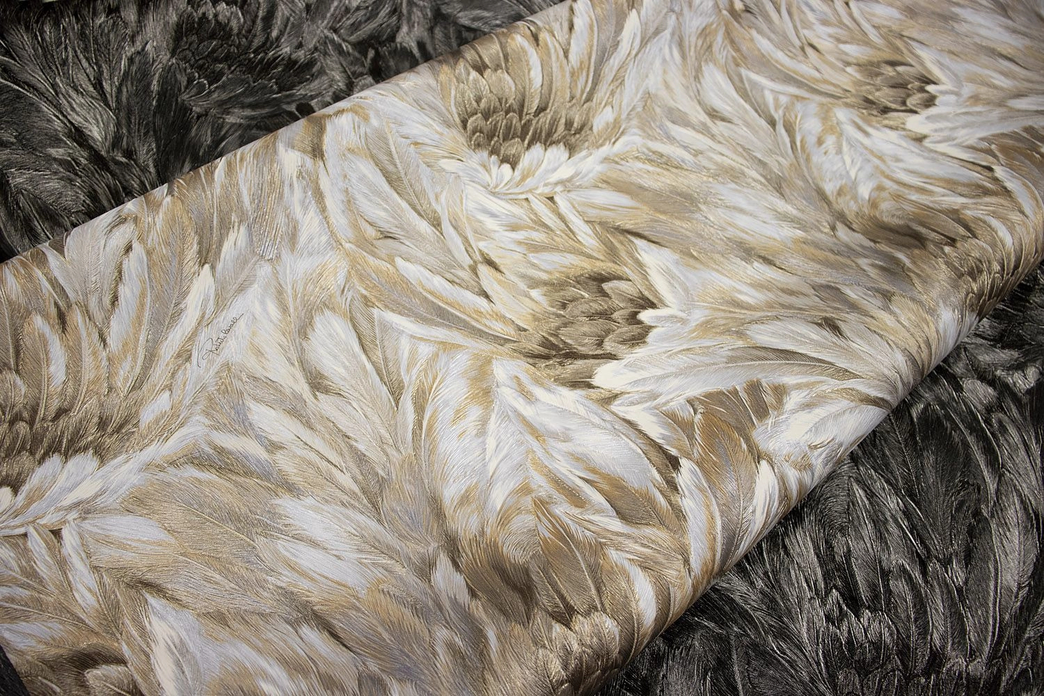 Roberto Cavalli luxus tapéta fényes antracit színű toll mintával