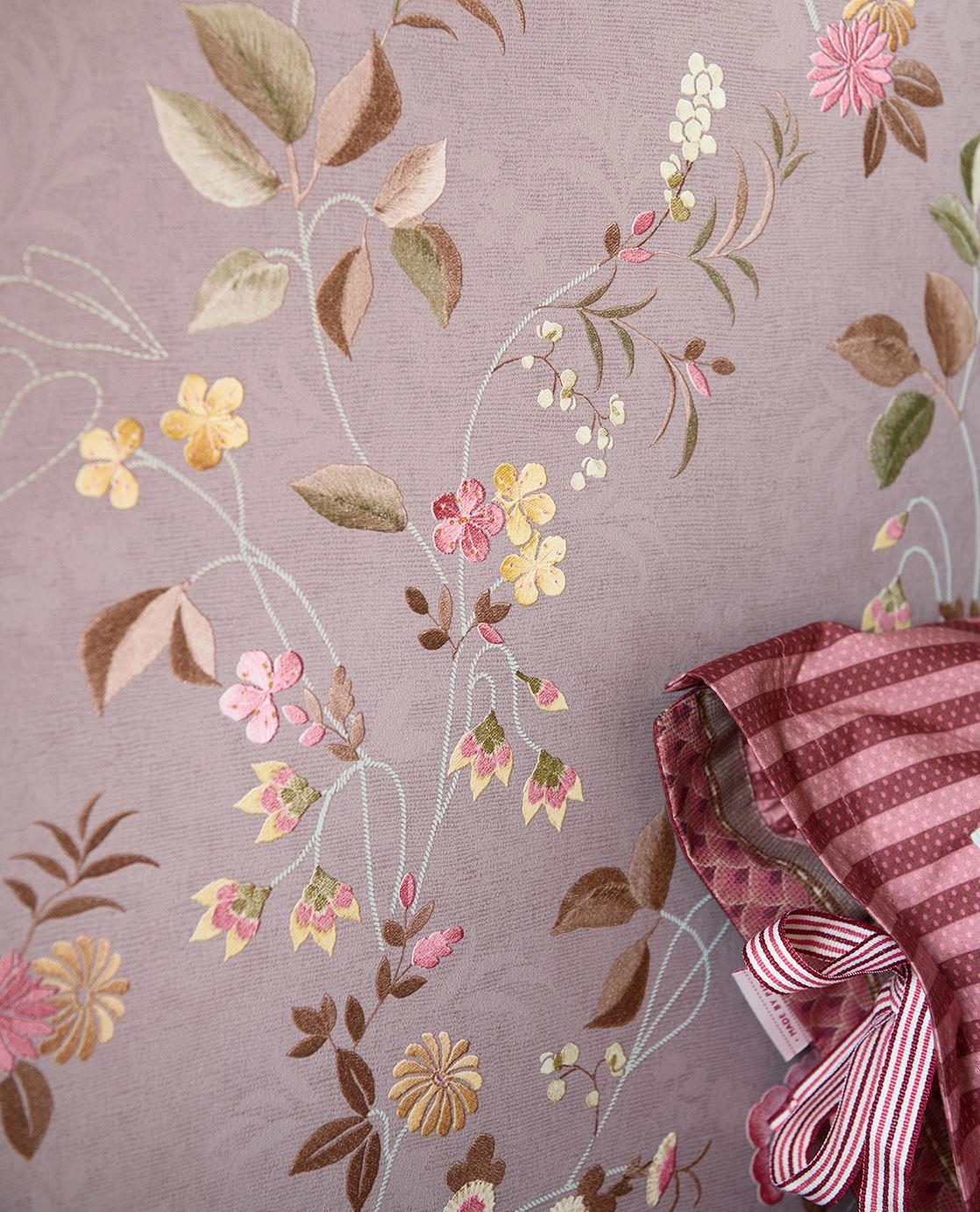 Romantikus virág és levél mintás világos lila színű design tapéta