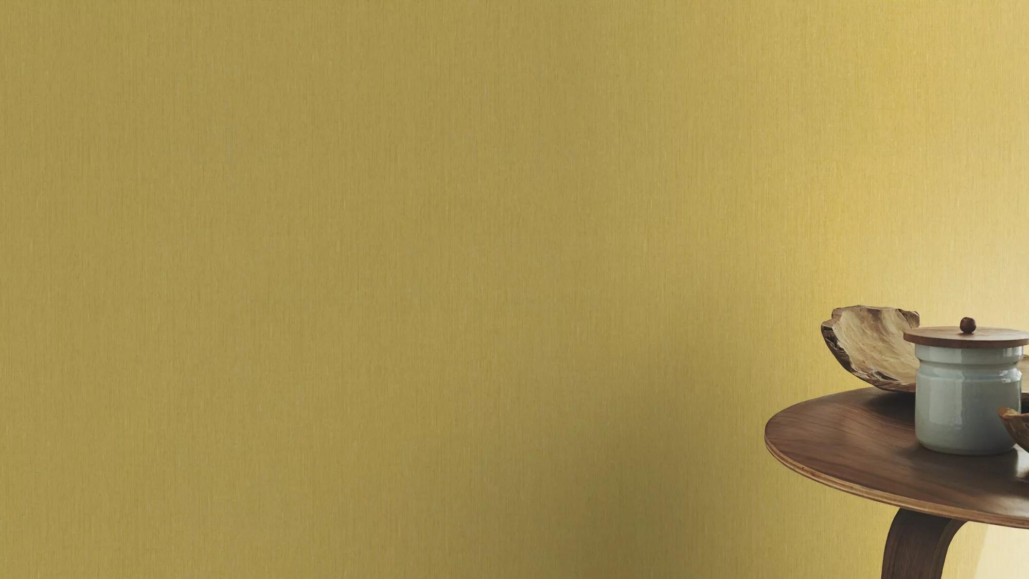 Sárga finoman struktúrált textil hatású csíkos vlies tapéta