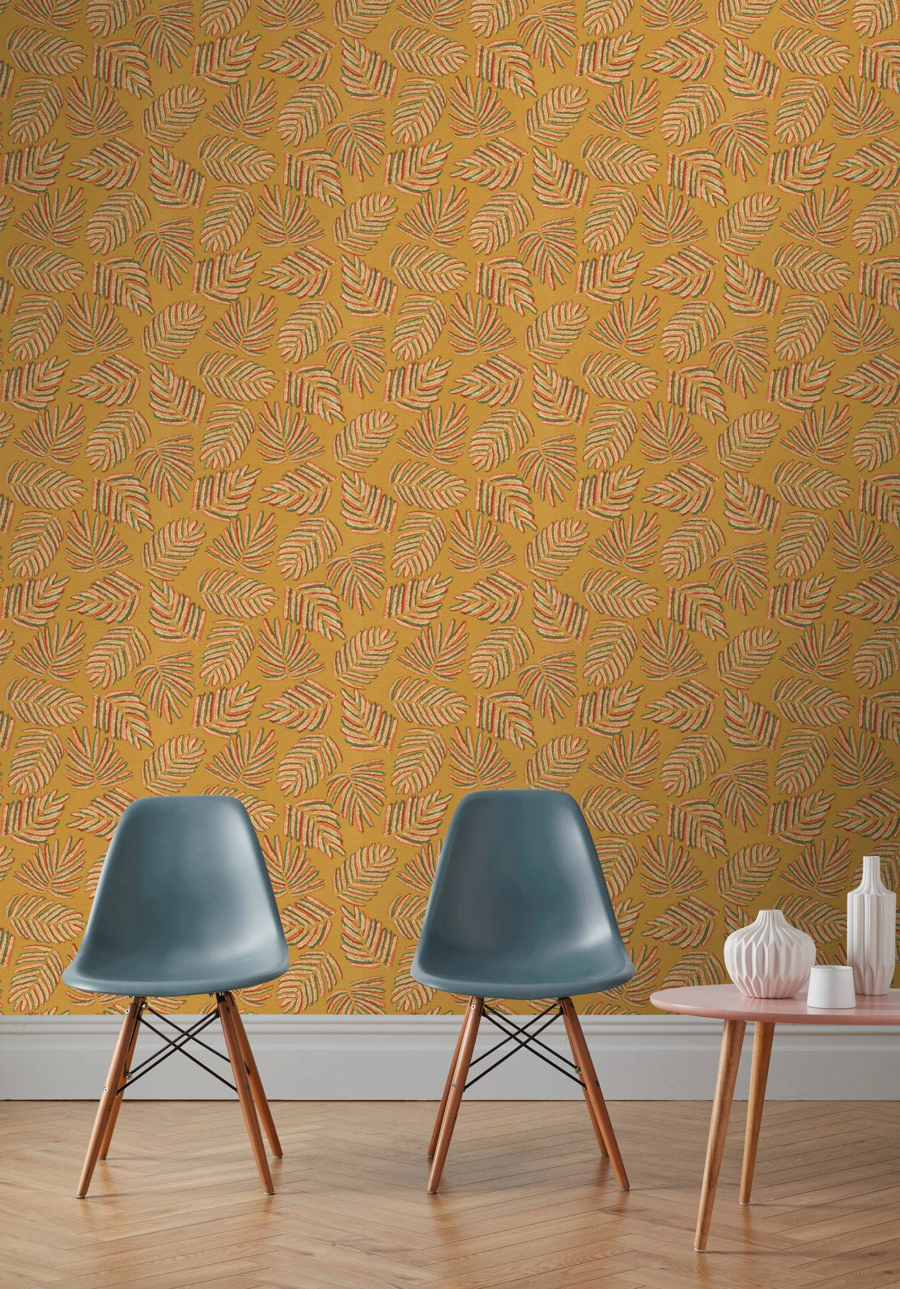 Sárga textilhatású alapon fenyőág mintás vlies dekor tapéta
