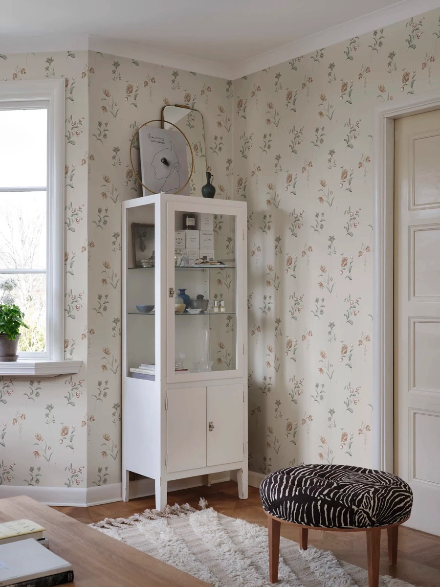 Skandináv dekor tapéta nagy virágos mintával homokkő színben Hanna, Sandstone