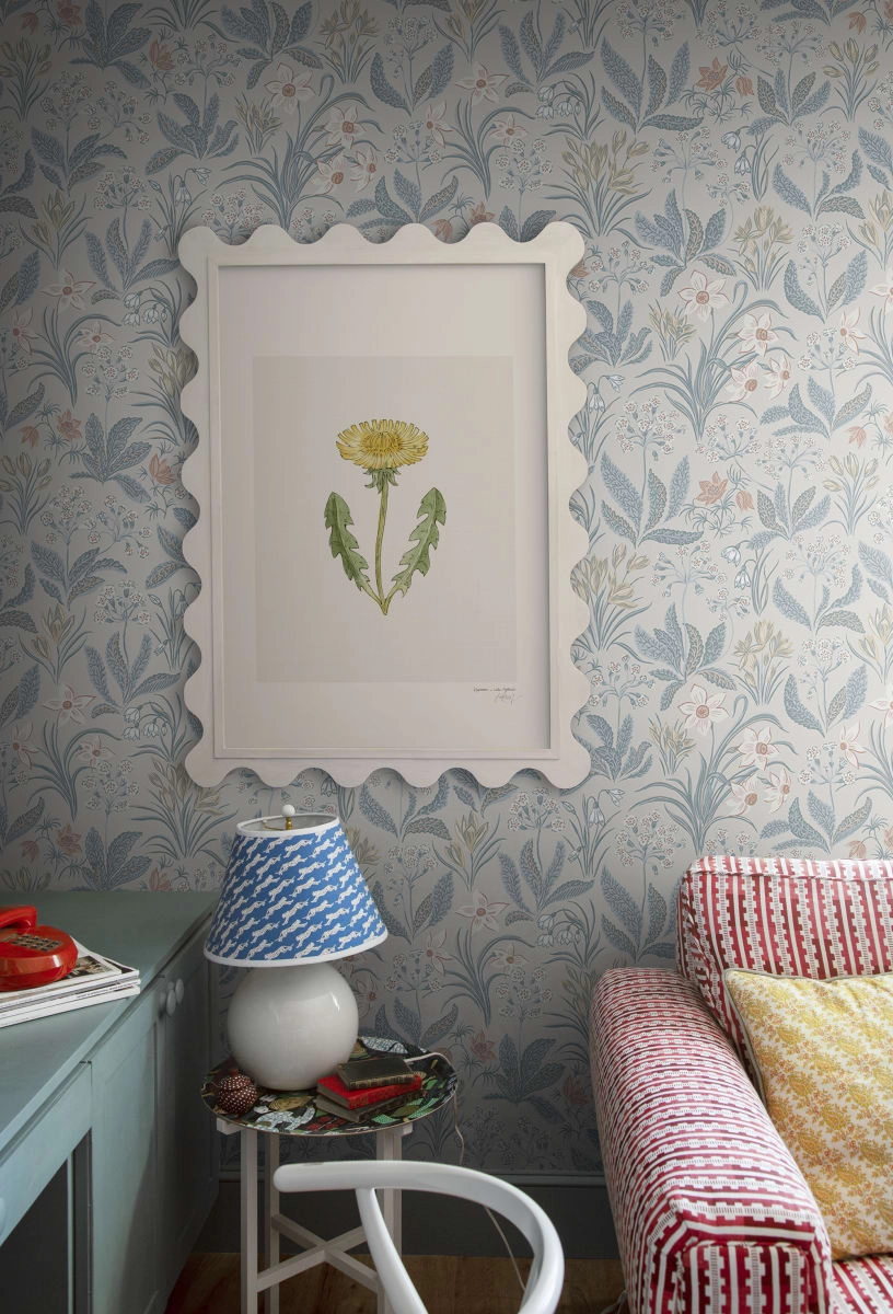 Skandináv design tapéta kékes mezei virágos mintákkal, Huset i solen folklore blue