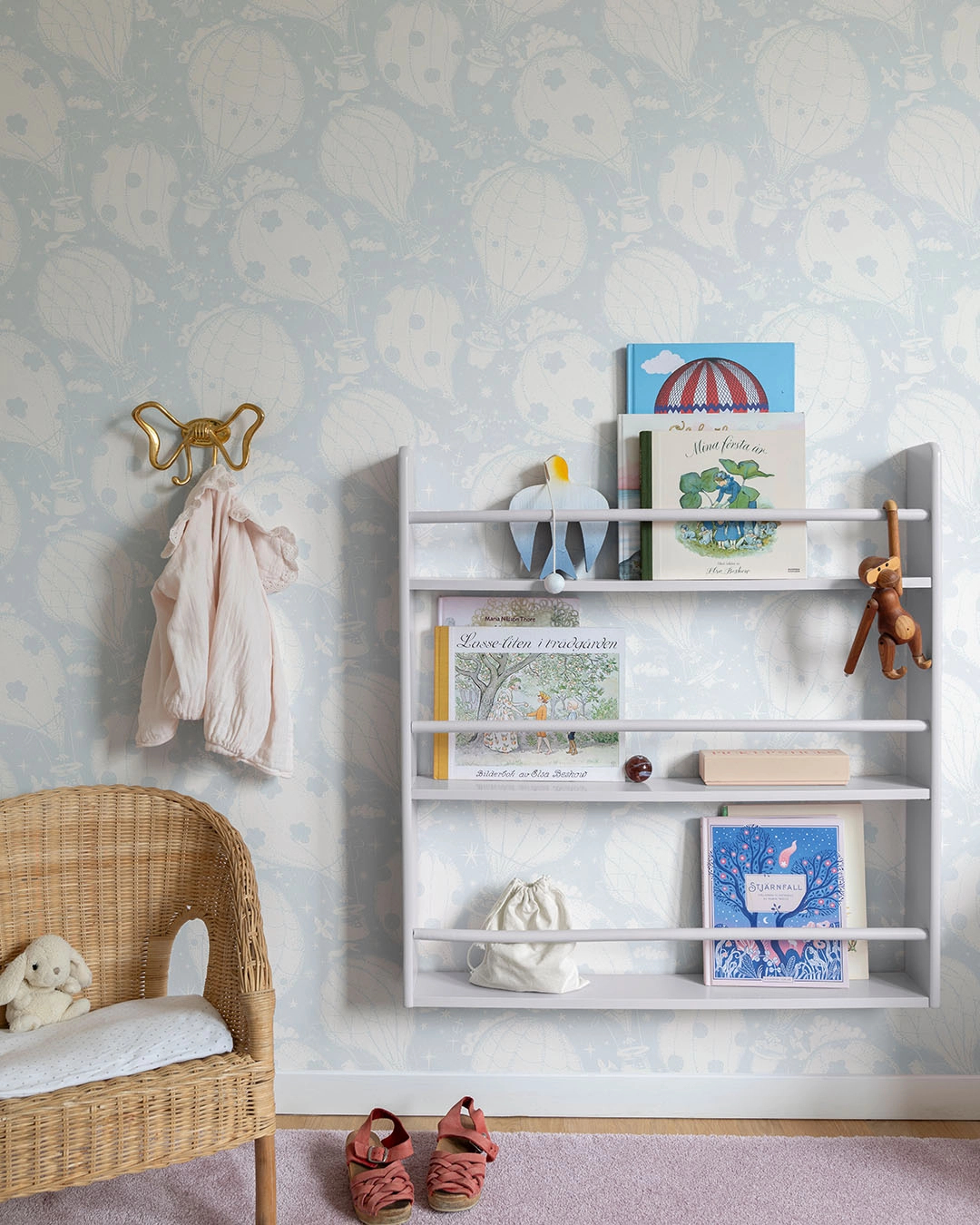 Skandináv gyerek tapéta kék színben léghajó mintával