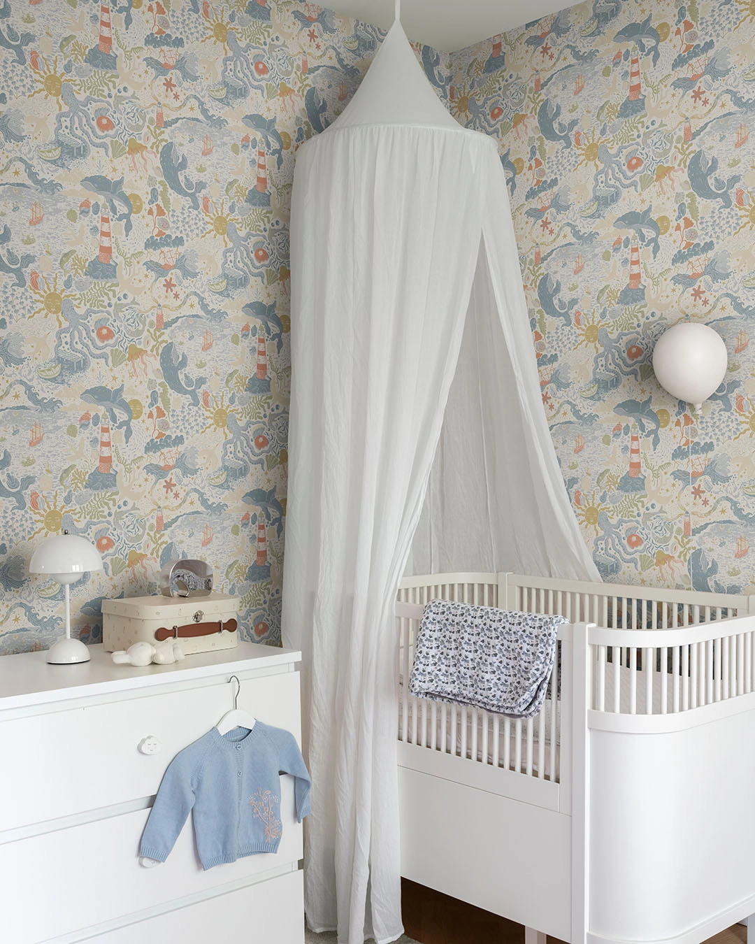 Skandináv gyerek tapéta kék színben tenger élővilága és világítótorony mintával