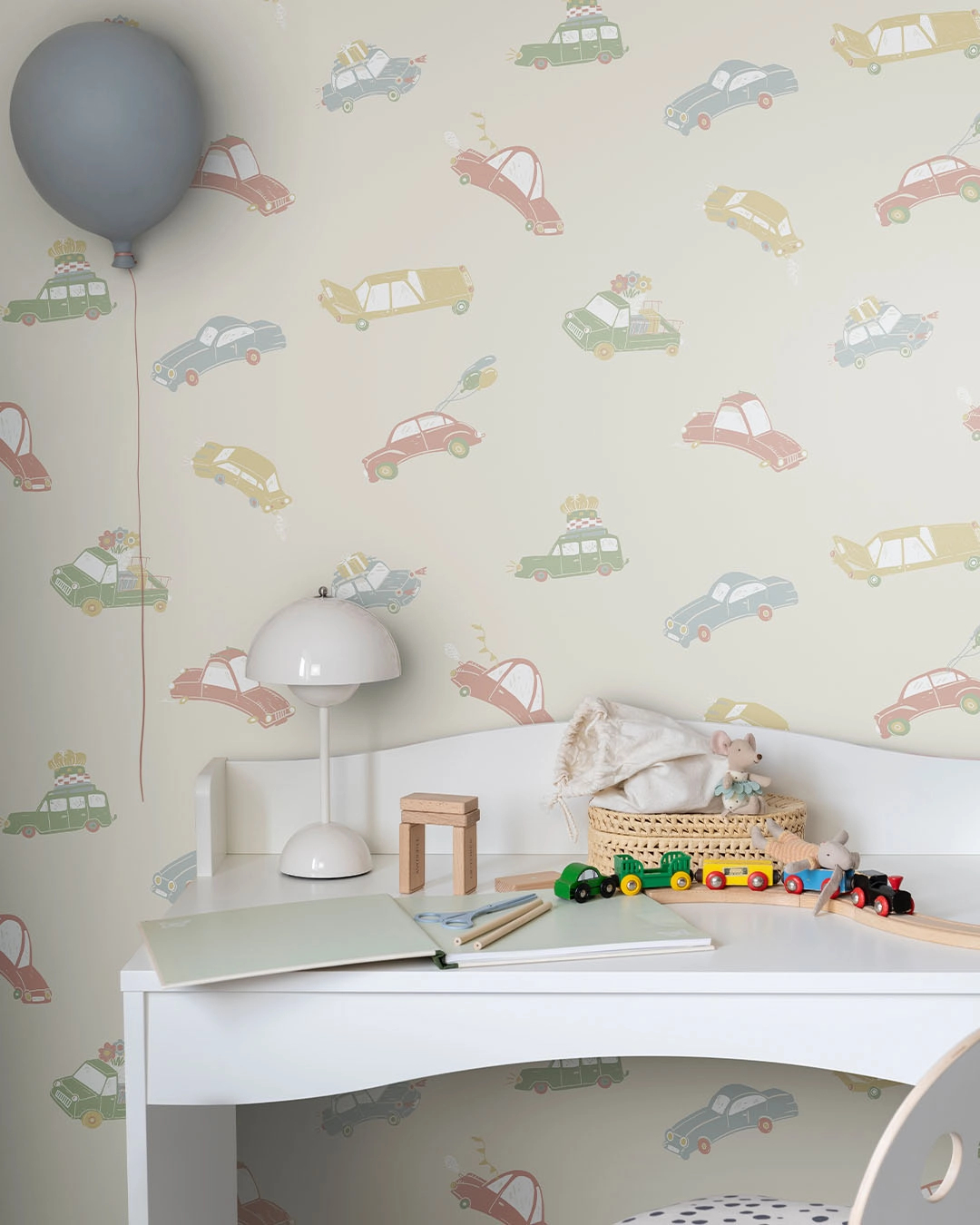 Skandináv gyerek tapéta krém színben autó mintával