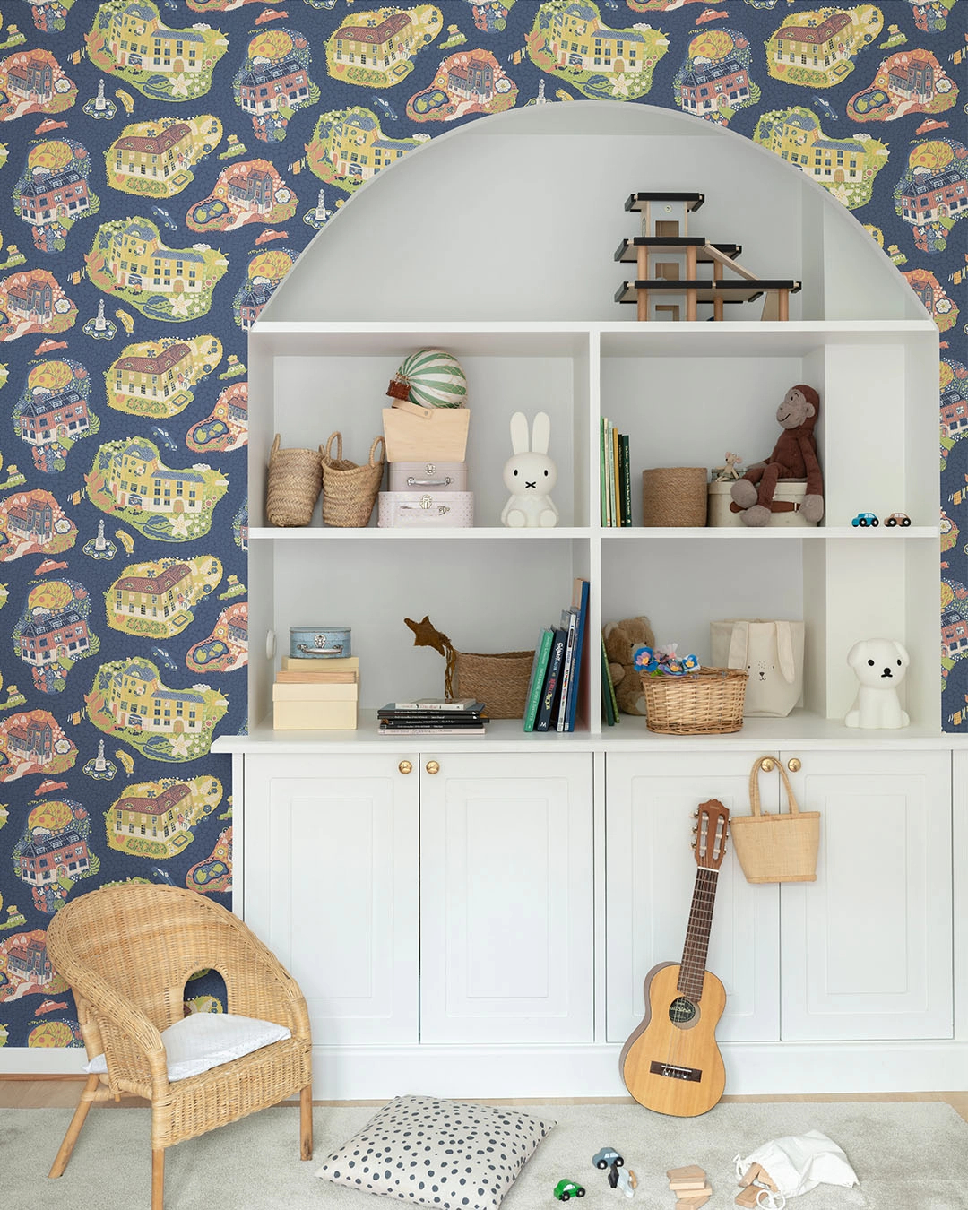 Skandináv gyerek tapéta sötétkék és sokszínű színben kisváros mintával