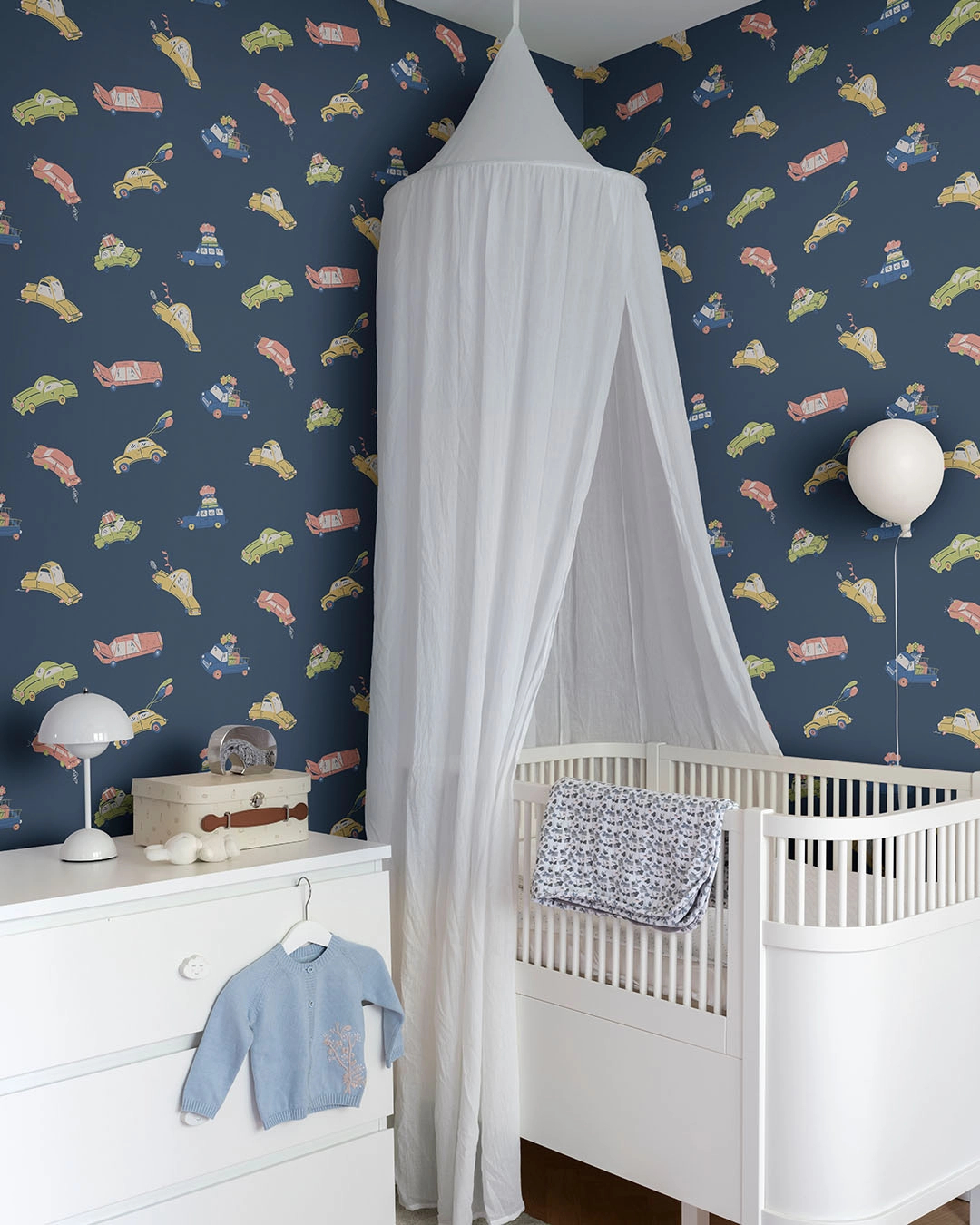 Skandináv gyerek tapéta sötétkék színben autó mintával