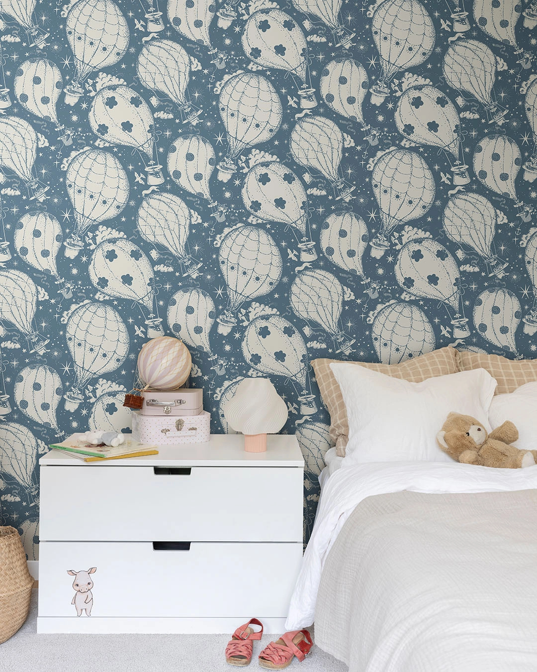 Skandináv gyerek tapéta sötétkék színben léghajó mintával