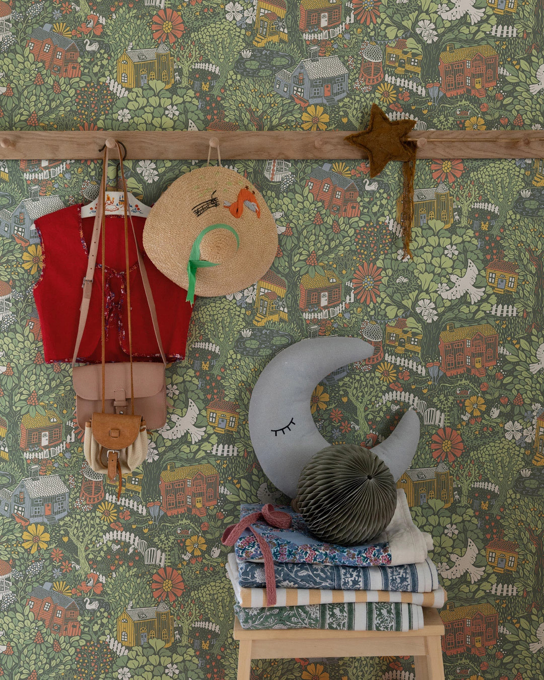 Skandináv gyerek tapéta sötétzöld és színes házak virágokkal mintával