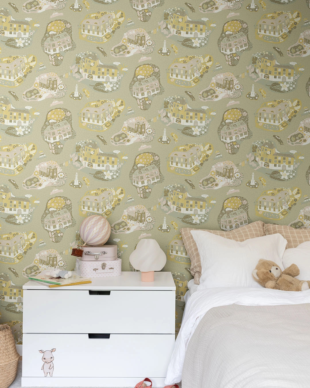 Skandináv gyerek tapéta zöld és sárga színben kisváros mintával