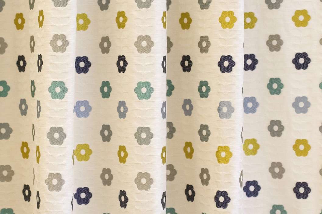 Sokszínű virág mintás sötétítő design függöny textil fehér alappal