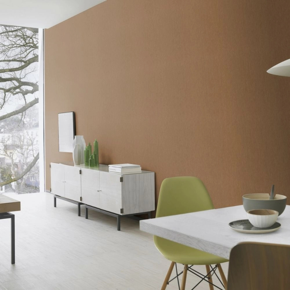 Sötét barna enyhe arany elegáns vinyl tapéta erezett csikos strukturával