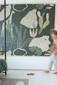 Sötét zöld háttéren levél és állat mintás gyerek fotótapéta