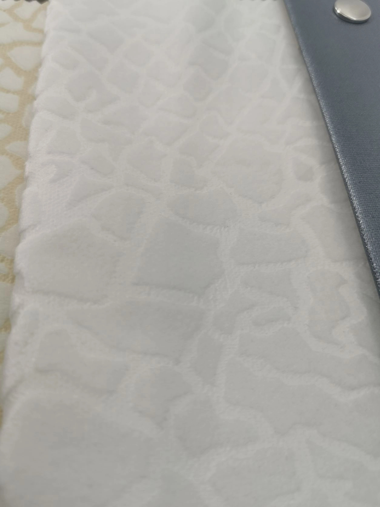 Geometria mintás fehér színű sötétítő függöny textil