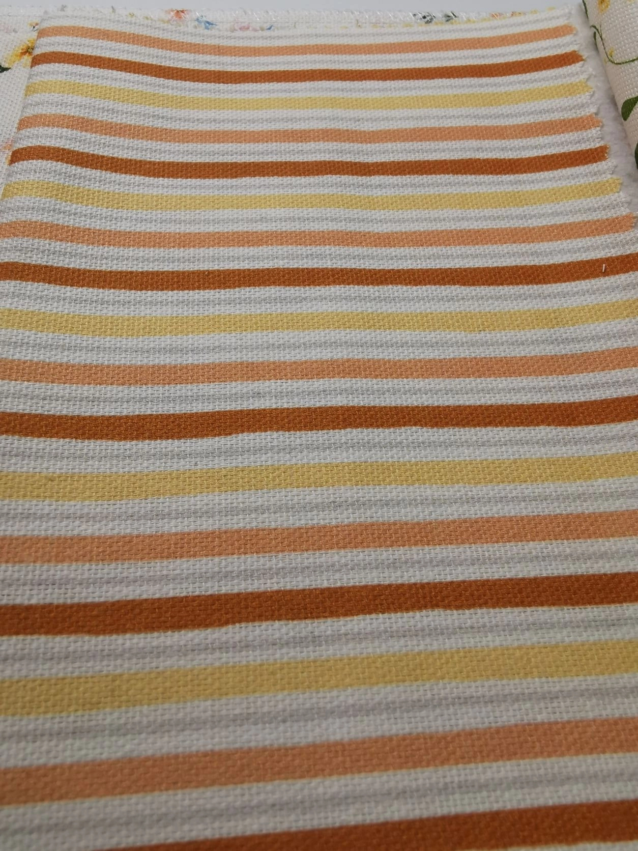 Sárga csíkos mintás sötétítő függöny textil