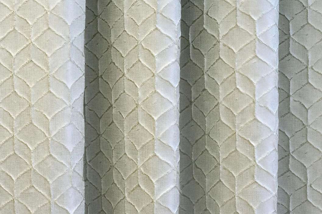 Sötétítő függöny textil anyag fényes felülettel törtfehér színnel geometria mintával