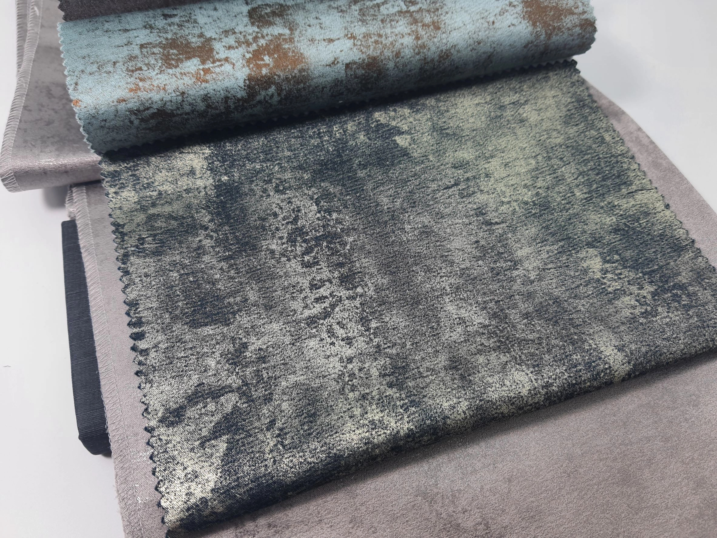 Sötétítő függöny anyag sötétkék alapon metálos arany koptaott mintával