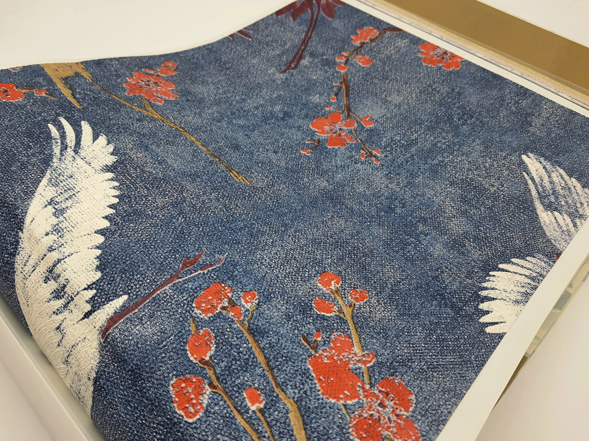 Sötétkék darumadár és virágmintás design tapéta festett hatással textil struktúrált alapon