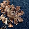 Sötétkék színű orientális stílusú szőtt hatású virág mintás tapéta
