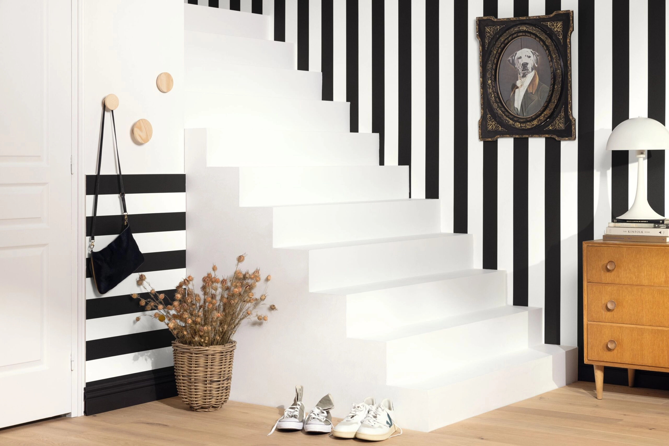 Struktúrált fekete fehér csíkos vinyles design tapéta