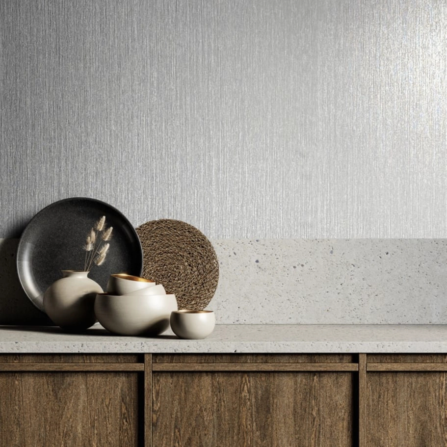 Szálkoptatott hatású mintás szürke és metál ezüst színű elegáns design tapéta