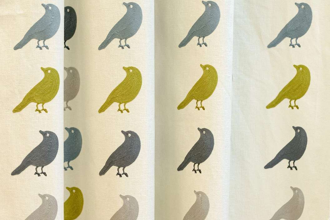 Színes madár mintás sötétítő függöny textil tört fehér alapon