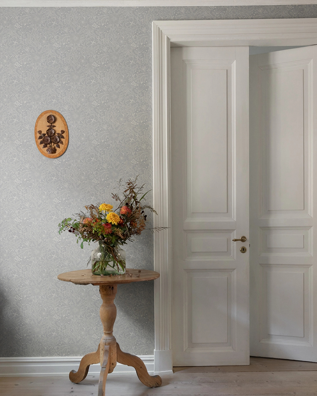 Szürke alpon klasszikus vintage virágmintás dekor tapéta